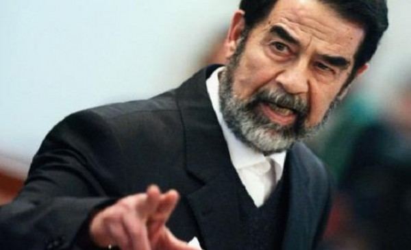هل تعلم أن صدام حسين كتب المصحف كاملًا بدمائه ، قصة يرويها خطاط صدام