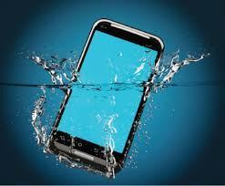 كيف تقوم بإعادة تشغيل هاتفك الذكي بعد سقوطه في الماء