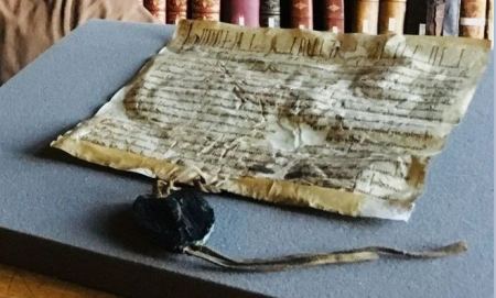 أقدم وثيقة ملكية في العالم عمرها 819 عام - صورة