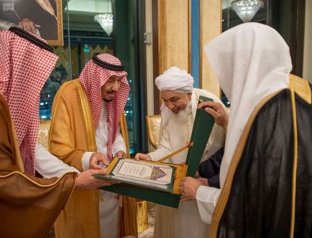 " الملك سلمان " يتسلم " وثيقة مكة المكرمة " ويستقبل كبارعلماء العالم الإسلامي .