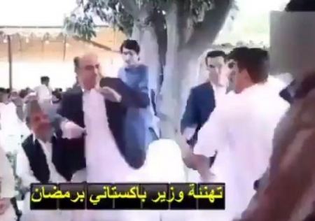 مواطن باكستاني يصفع وزير خلال وقوفه للتهنئة بشهر رمضان - فيديو