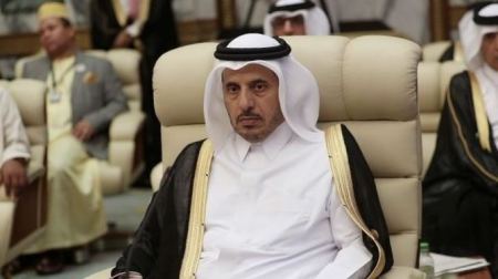شاهد: رئيس الوزراء القطري “عبد الله بن ناصر آل ثاني” يقف في مكة متحسرا