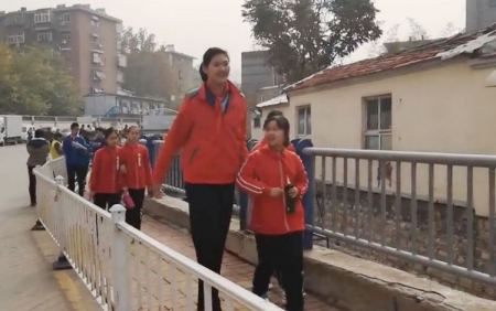 عمرها 11 سنة وطولها مترين - أطول طفلة في العالم 